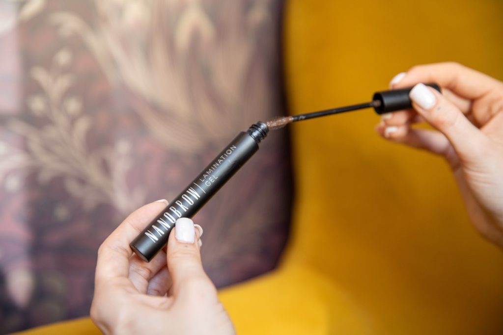 trucco con gel per laminazione sopracciglia