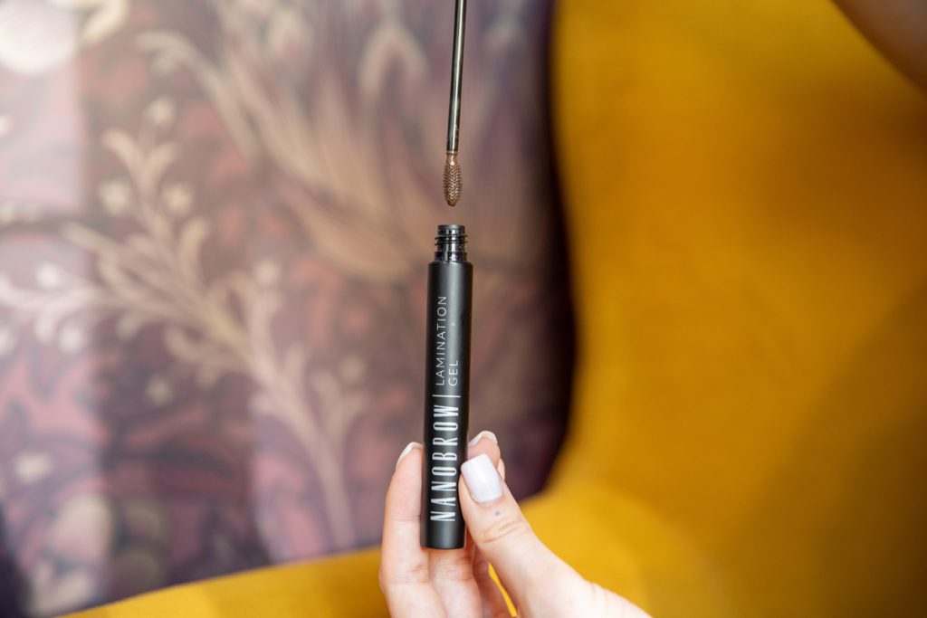 uso del gel per la laminazione delle sopracciglia